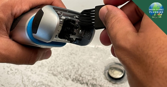 Cleaning razor.